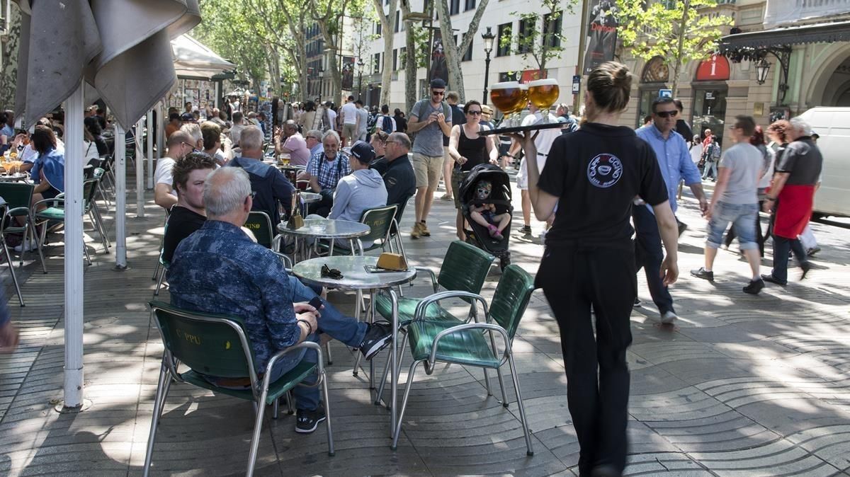 Terraza de un bar en el paseo central de las Ramblas de Barcelona. Terraza de un bar en el paseo central de las Ramblas de Barcelona.