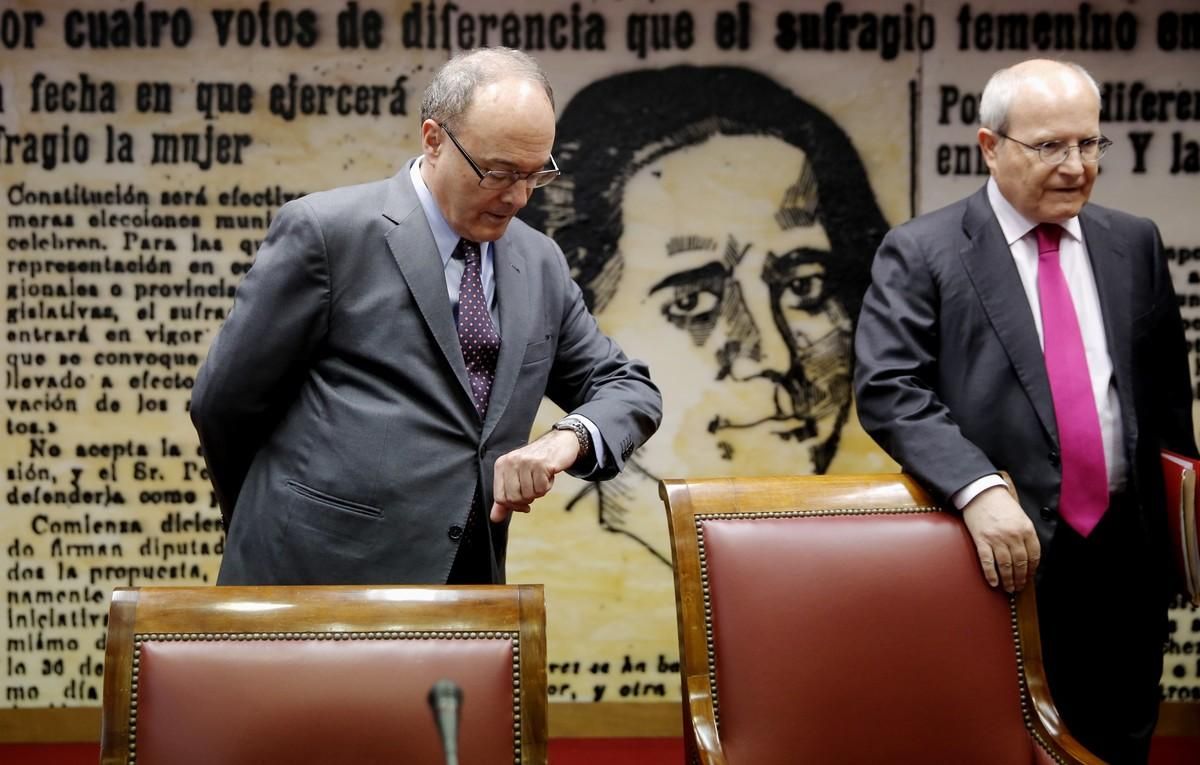 El gobernador del Banco de España, Luis María Linde, junto al presidente de la Comisión de Presupuestos del Senado, José Montilla. El gobernador del Banco de España, Luis María Linde, junto al presidente de la Comisión de Presupuestos del Senado, José Montilla.