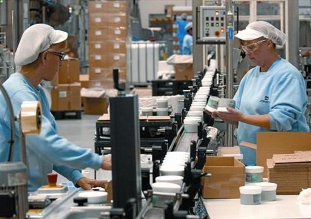 Trabajadoras de una planta de productos cosméticos. Trabajadoras de una planta de productos cosméticos.