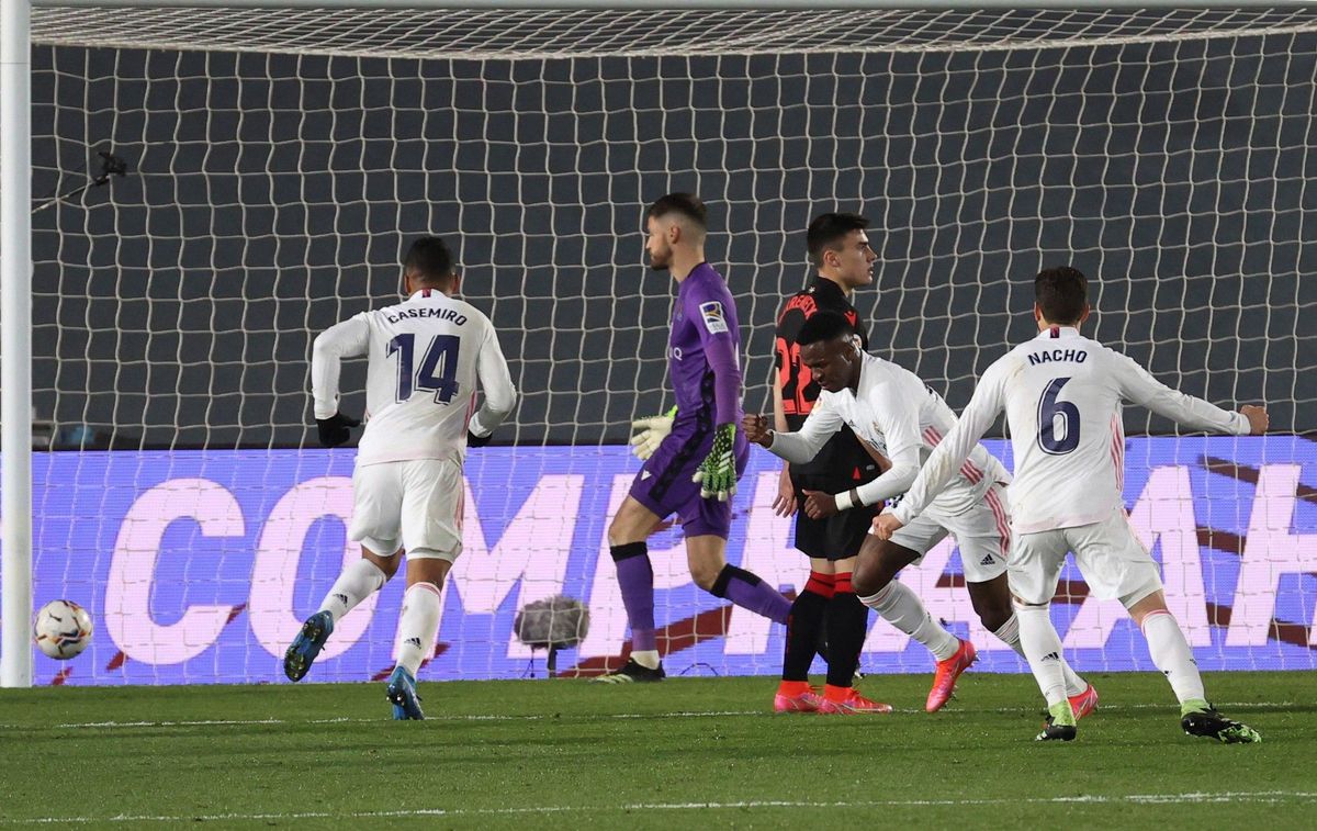 Vinicius (c) celebra el gol del empate del Madrid ante la Real Sociedad. Vinicius (c) celebra el gol del empate del Madrid ante la Real Sociedad.