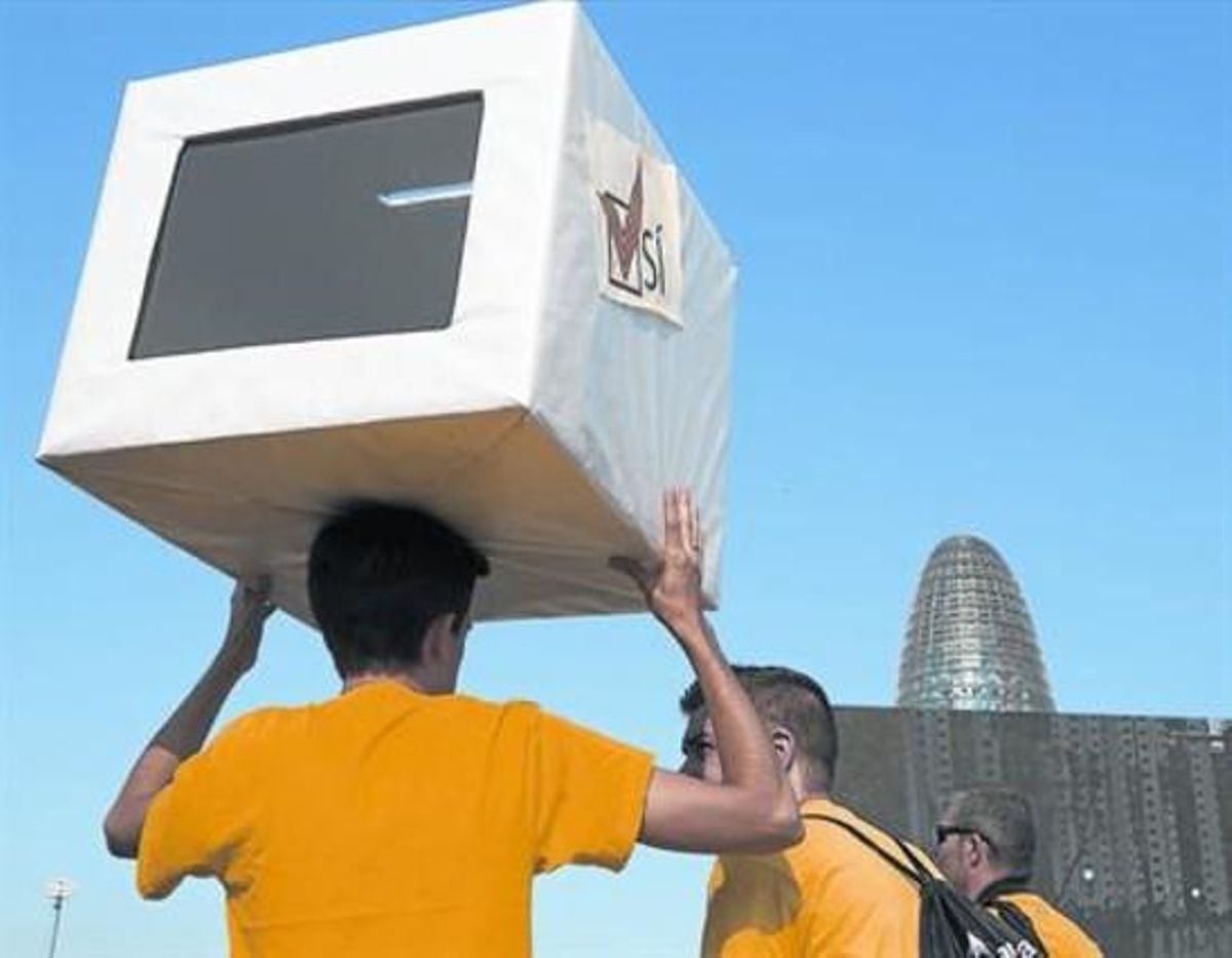 Un joven porta una urna simbólica en la recienet manifestación de la Diada. Un joven porta una urna simbólica en la recienet manifestación de la Diada.