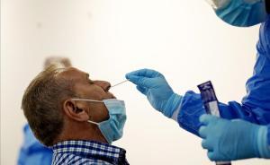 Un sanitario realiza una prueba PCR. 