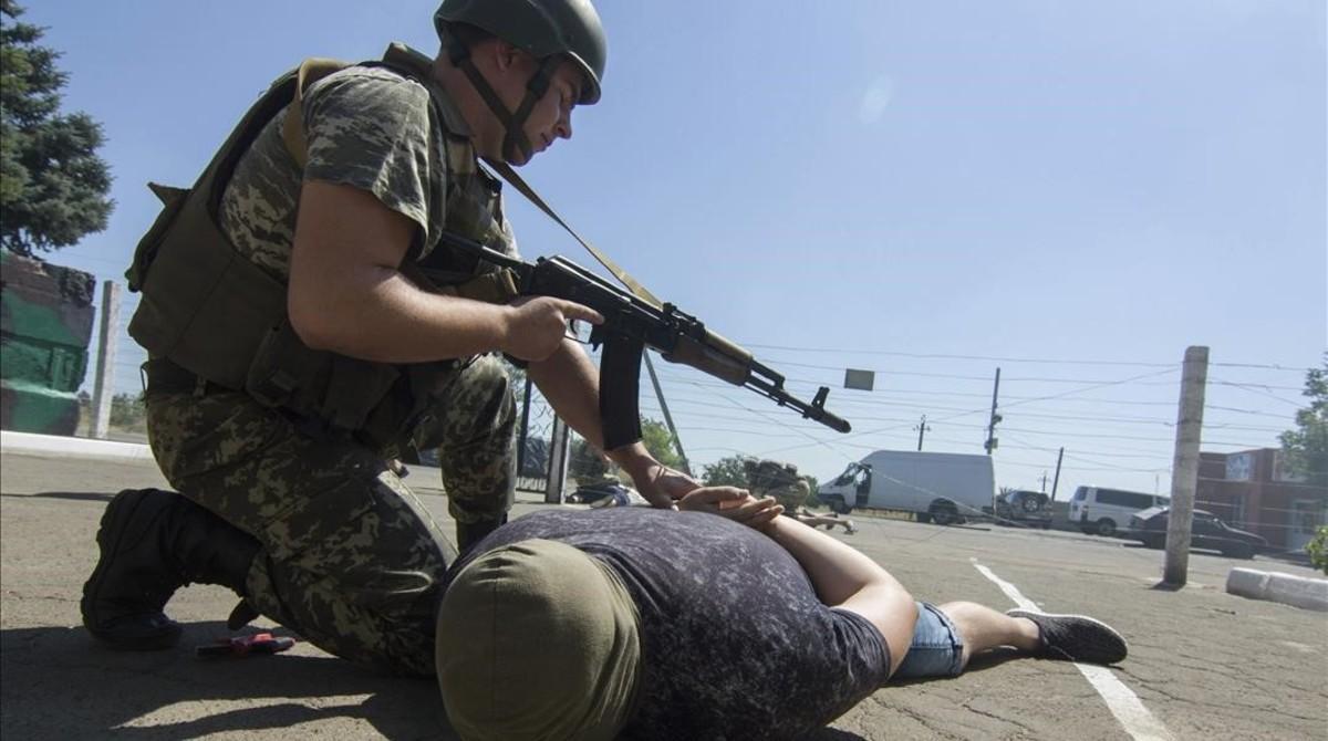 Guardas fronterizos ucranianos arrestan a un intruso durante un simulacro en el área de Donestk.