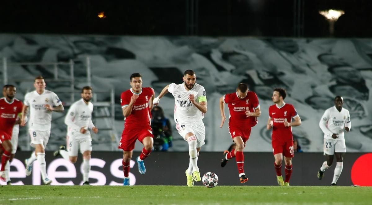 Benzema lanza un contragolpe contra el Liverpool. Benzema lanza un contragolpe contra el Liverpool.