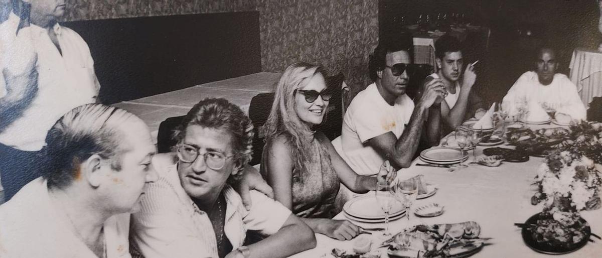Pepe Simón, Pepe Domingo Castaño y Julio Iglesias durante una de sus célebres mariscadas en el histórico restaurante de Cangas. Pepe Simón, Pepe Domingo Castaño y Julio Iglesias durante una de sus célebres mariscadas en el histórico restaurante de Cangas.
