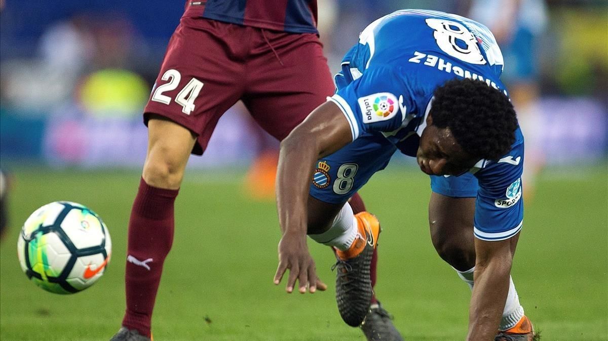 Carlos ’la Roca’ Sánchez cae ante Jordán en el partido de este miércoles en Cornellà. Carlos ’la Roca’ Sánchez cae ante Jordán en el partido de este miércoles en Cornellà.