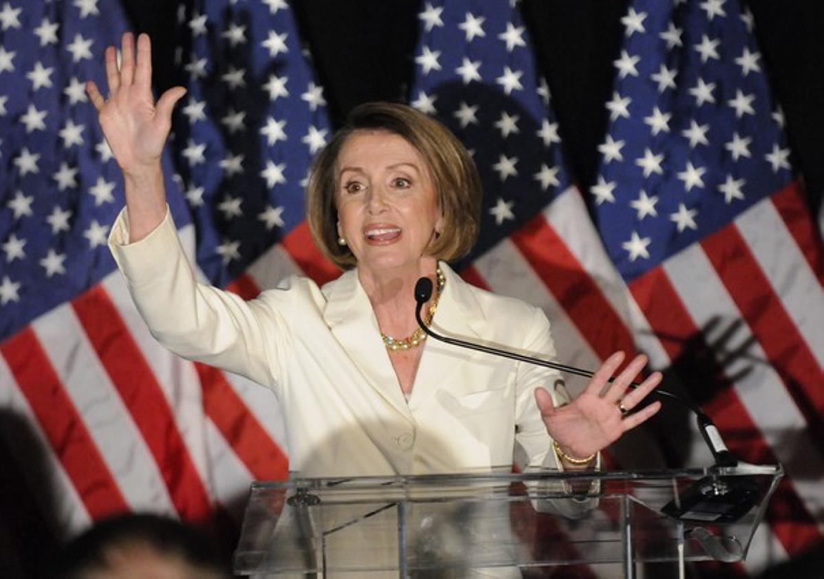 Nancy Pelosi, durante un discurso ante los militantes demócratas reunidos en un hotel de Washington durante la noche electoral.