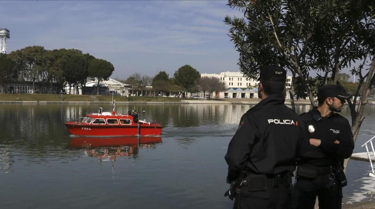 El barco de la Armada, ’Escandallo’ realiza tareas de búsqueda en el Guadalquivir. El barco de la Armada, ’Escandallo’ realiza tareas de búsqueda en el Guadalquivir.