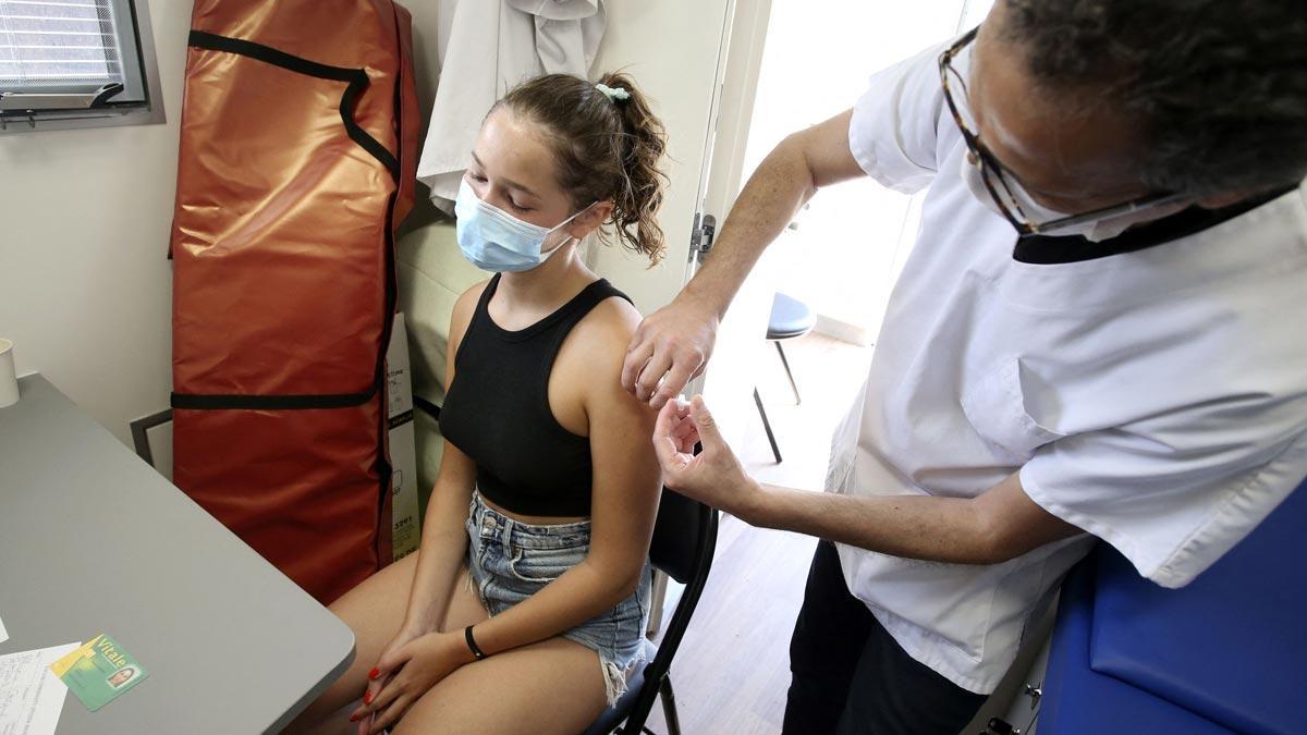 Una joven se vacuna contra el covid en Aregno, en Córcega.