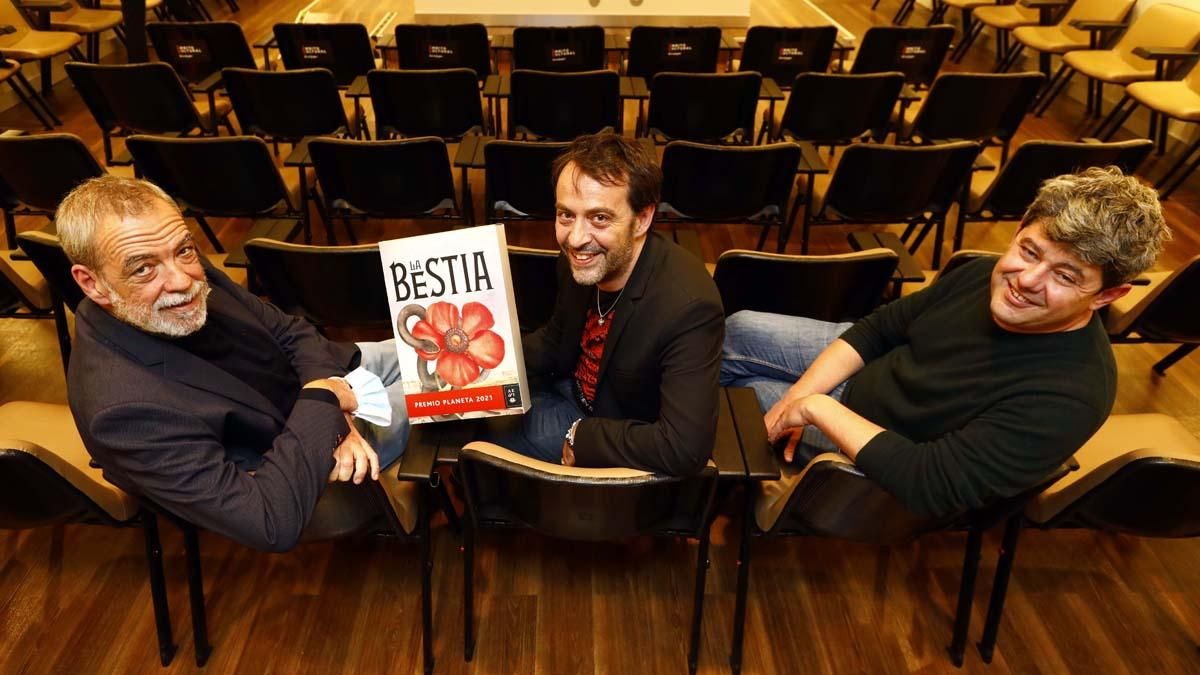 De izquierda a derecha, Jorge Díaz, Agustín Martínez y Antonio Mercero, los tres escritores bajo el seudónimo Carmen Mola. De izquierda a derecha, Jorge Díaz, Agustín Martínez y Antonio Mercero, los tres escritores bajo el seudónimo Carmen Mola.