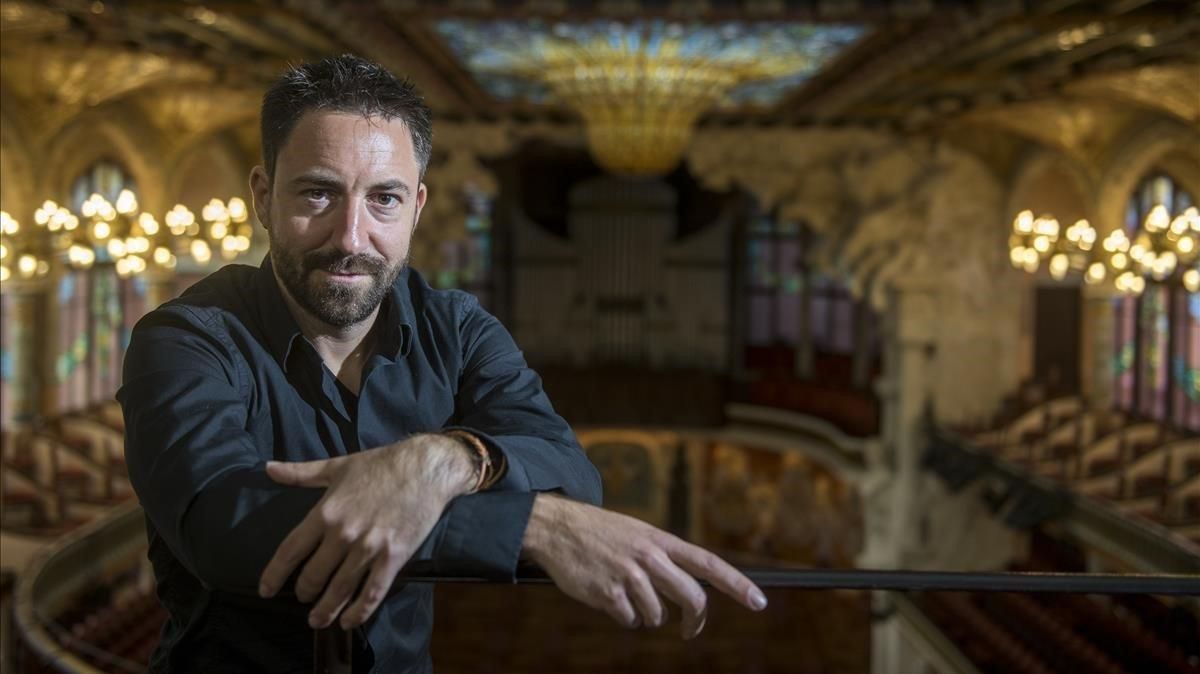 El compositor Marc Timon junto a la cupula del Palau de la Musica El compositor Marc Timon junto a la cupula del Palau de la Musica