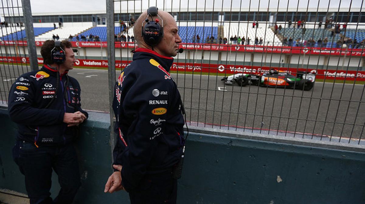 Adrian Newey (derecha) y Christian Horner siguen los primeros entrenamientos de la pretemporada desde el ’paddock’, en Jerez.