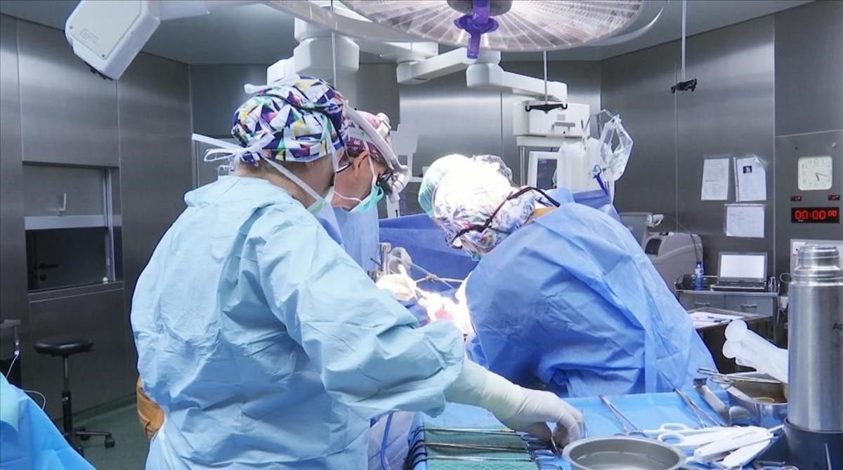 Médicos y enfermeras intentan salvar a un accidentado, en el primer episodio de ’Emergències’. Médicos y enfermeras intentan salvar a un accidentado, en el primer episodio de ’Emergències’.