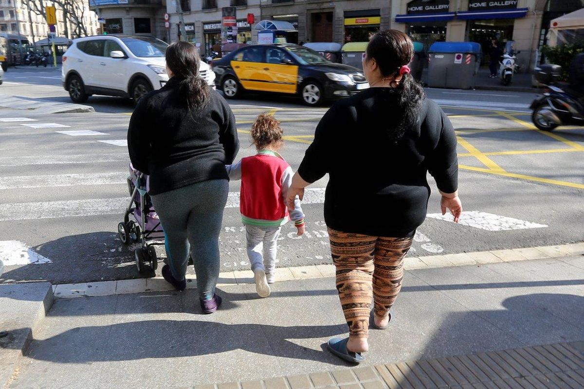Personas con obesidad, en una calle de Barcelona. Personas con obesidad, en una calle de Barcelona.