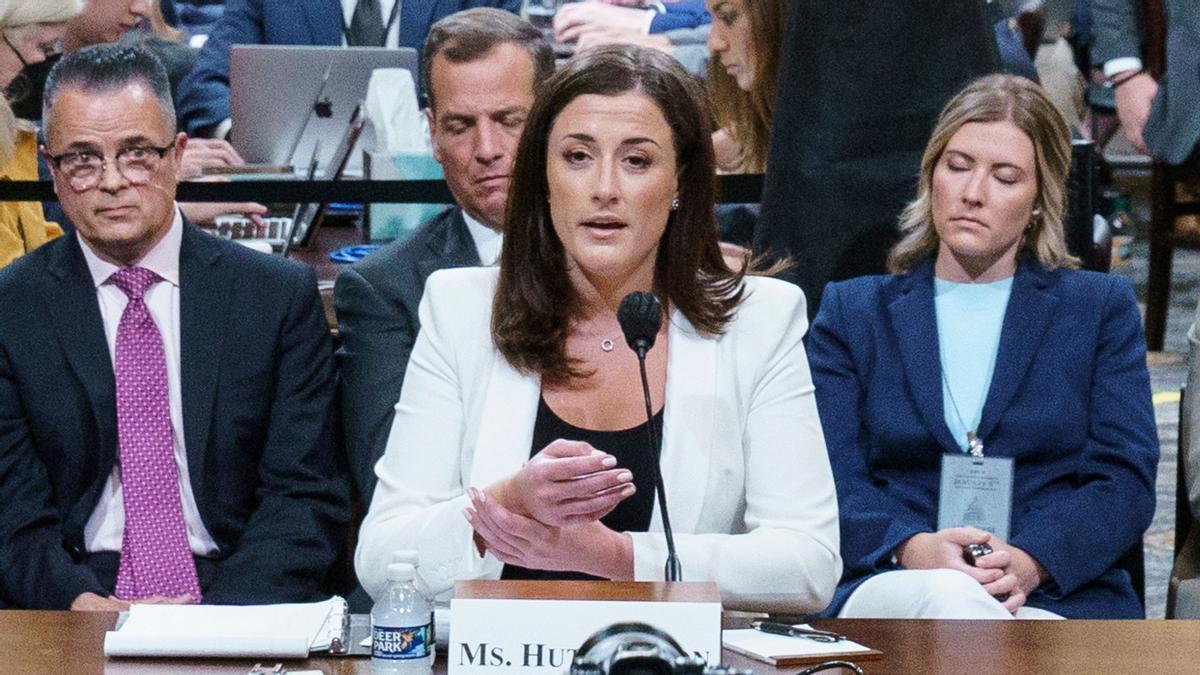 Cassidy Hutchinson, en el momento de declarar ante el comité que investiga el asalto del 6 de enero. Cassidy Hutchinson, en el momento de declarar ante el comité que investiga el asalto del 6 de enero.