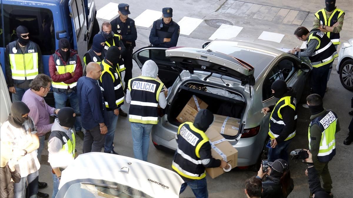 La Policía Nacional se incauta, el 26 de octubre del 2017, de decenas de cajas de documentos que los Mossos llevaban a incinerar. En una de ellas apareció la nota del espionaje de EEUU. La Policía Nacional se incauta, el 26 de octubre del 2017, de decenas de cajas de documentos que los Mossos llevaban a incinerar. En una de ellas apareció la nota del espionaje de EEUU.