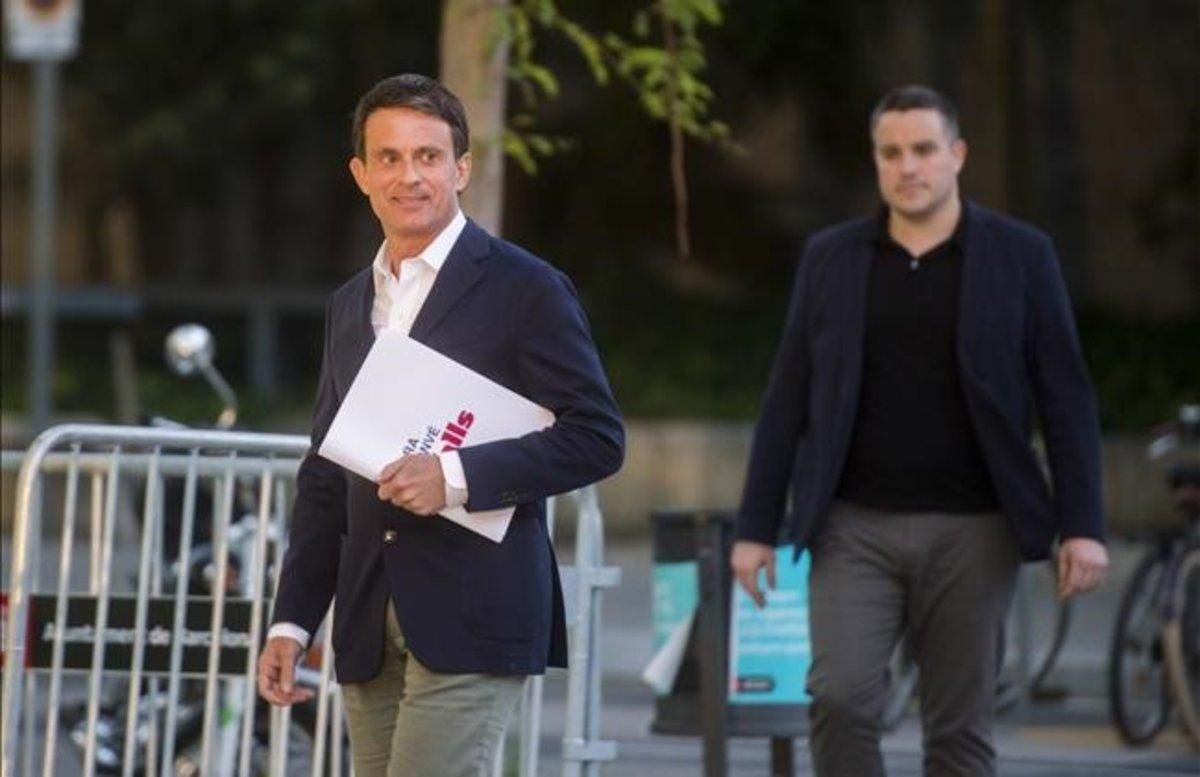 Manuel Valls, antes de empezar el debate en Betevé, el pasado martes. Manuel Valls, antes de empezar el debate en Betevé, el pasado martes.