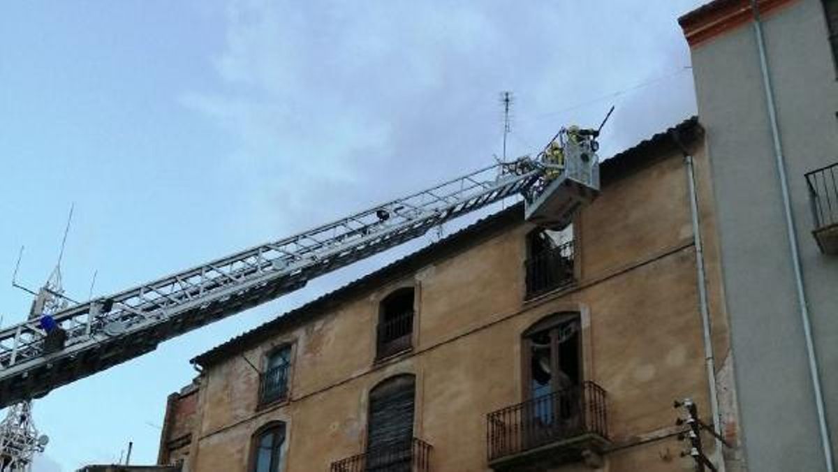Revisión de una tejado en Móra d’Ebre a causa del temporal Revisión de una tejado en Móra d’Ebre a causa del temporal