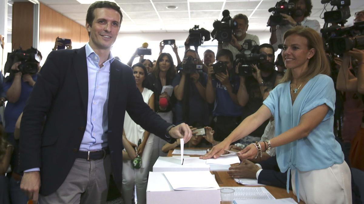Pablo Casado, candidato a la presidencia del PP, vota en su sede electoral.