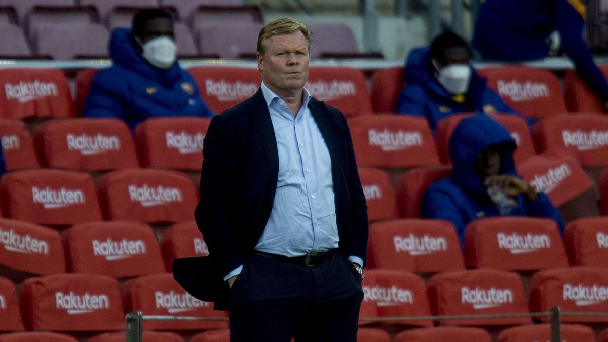 Koeman en la banda durante un partido de liga Koeman en la banda durante un partido de liga