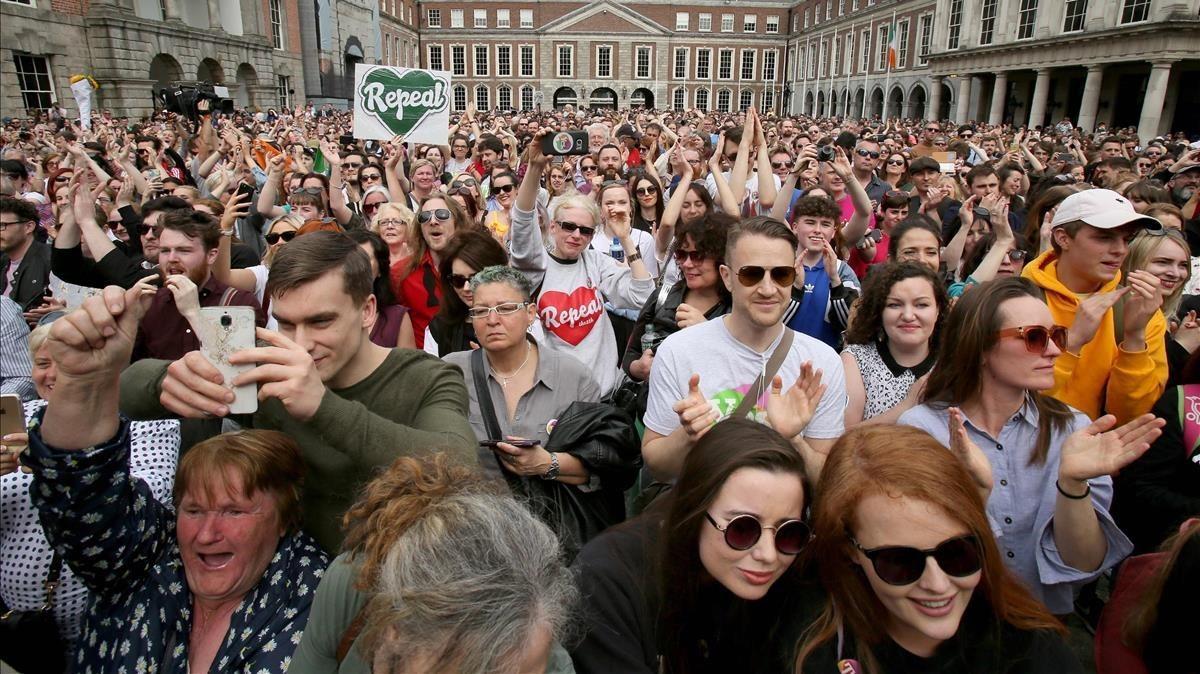 Partidarios del ’sí’ a la reforma esperan el resultado oficial en Dublín.
