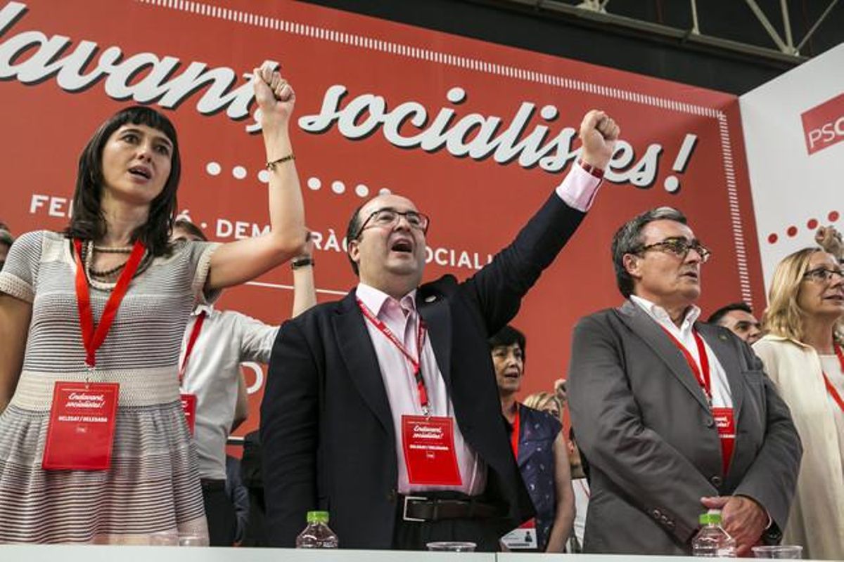 Miquel Iceta, entre la alcaldesa de Santa Coloma, Núria Parlon y el alcalde de Lleida, Àngel Ros, canta ’La internacional’ al finalizar el congreso. Miquel Iceta, entre la alcaldesa de Santa Coloma, Núria Parlon y el alcalde de Lleida, Àngel Ros, canta ’La internacional’ al finalizar el congreso.