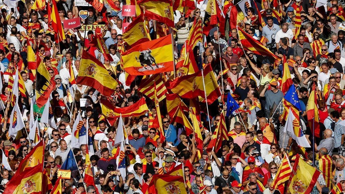 Un mar de banderas españolas durante la marcha de los no Independentistas