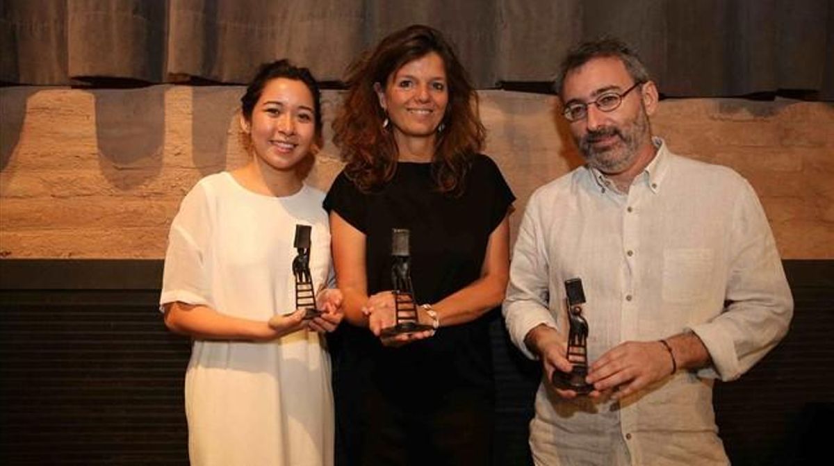 Los ganadores del Premi Llibreter, Emily Hughes, Maylis de Kerangal y Joan Benasiu, en la Antiga Fàbrica Damm, de Barcelona. Los ganadores del Premi Llibreter, Emily Hughes, Maylis de Kerangal y Joan Benasiu, en la Antiga Fàbrica Damm, de Barcelona.