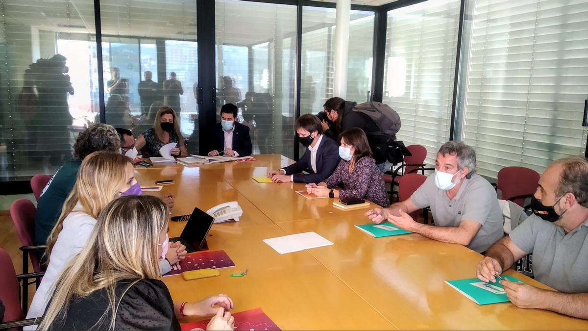 Els regidors de l’oposició a Badalona comencen a firmar la moció de censura contra Albiol