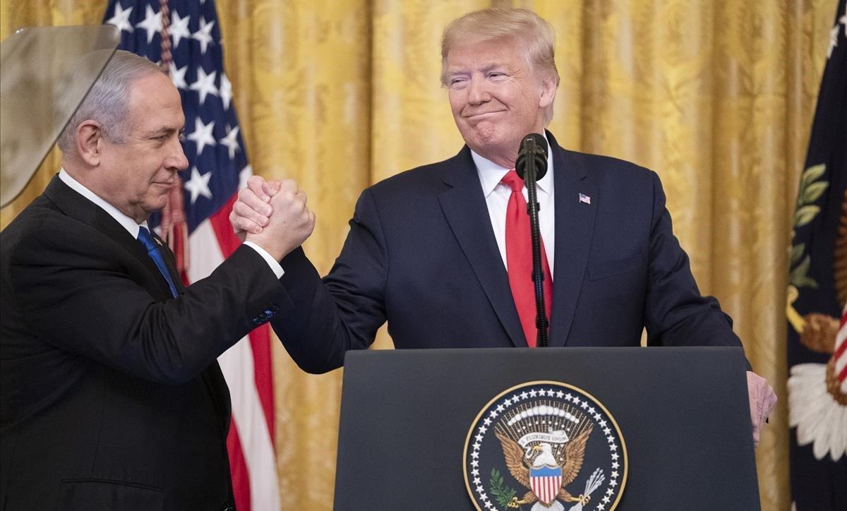 El primer ministro israelí, Binyamin Netanyahu (izquierda) y el presidente de EEUU, Donald Trump, este martes, durante la presentación del acuerdo para Oriente Próximo. 