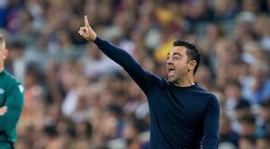 Xavi da órdenes a sus jugadores durante el Barça-Bayern en el Camp Nou.