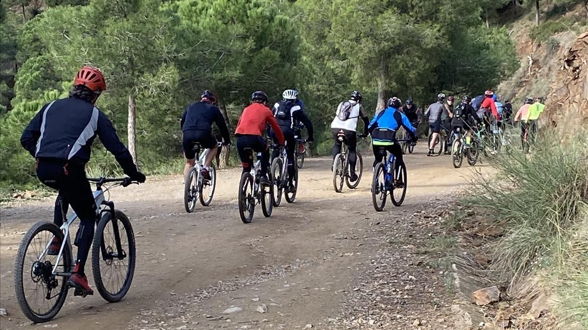 Ciclistas en la carretera de les Aigües Ciclistas en la carretera de les Aigües