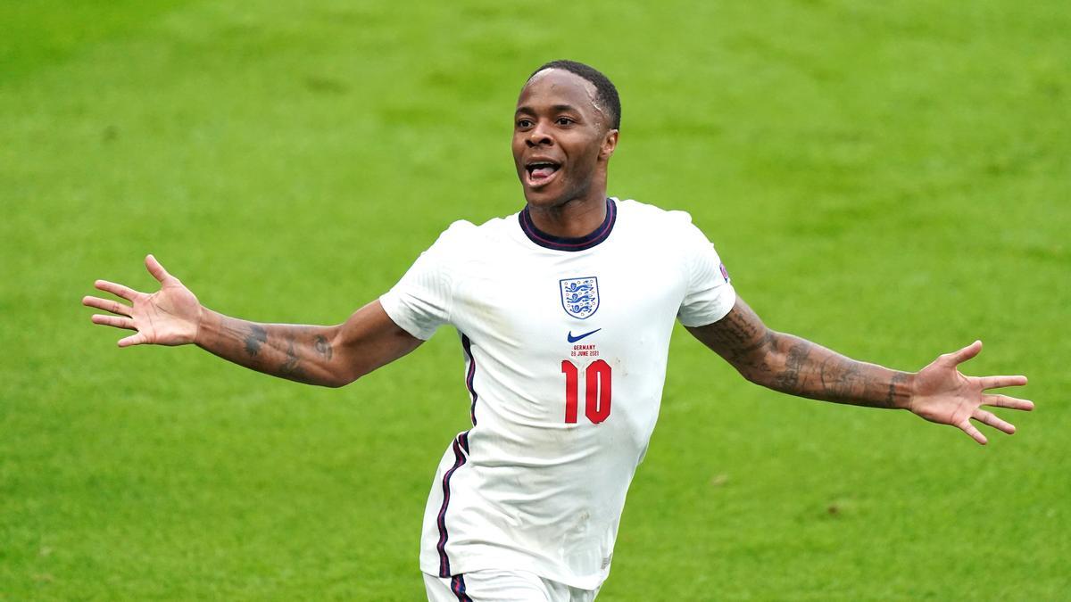 Sterling celebra el primer gol de Inglaterra a Alemania, obra suya.