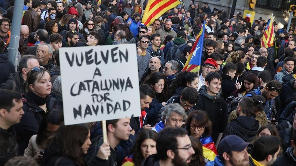 Los manifestantes a la altura de Via Laietana. Los manifestantes a la altura de Via Laietana.