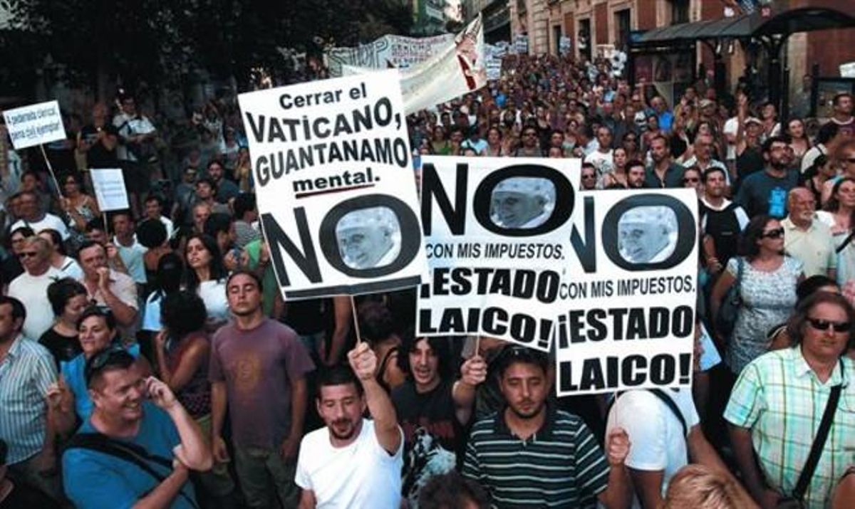 La marcha de protesta contra el gasto público en la visita del Papa, ayer en el centro de Madrid. La marcha de protesta contra el gasto público en la visita del Papa, ayer en el centro de Madrid.