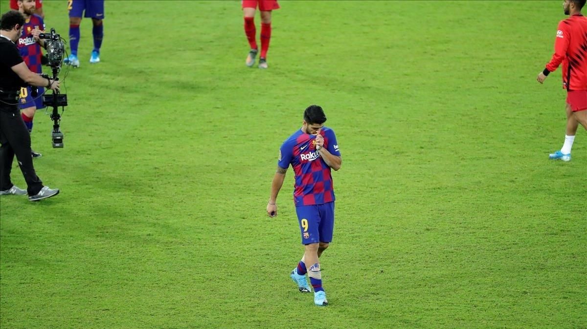 Luis Suárez abandona desolado el estadio de Yeda tras ser eliminado por el Atlético. Luis Suárez abandona desolado el estadio de Yeda tras ser eliminado por el Atlético.