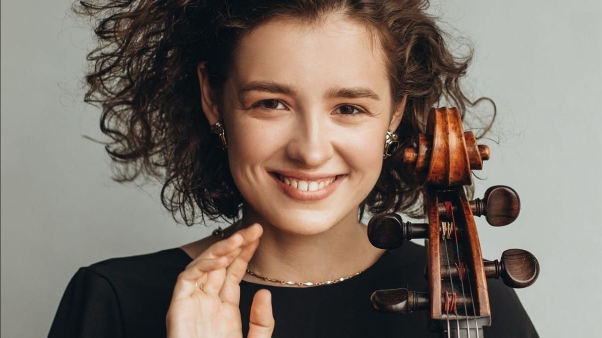 La violonchelista Anastasia Kobekina debutará con la OBC este viernes. La violonchelista Anastasia Kobekina debutará con la OBC este viernes.