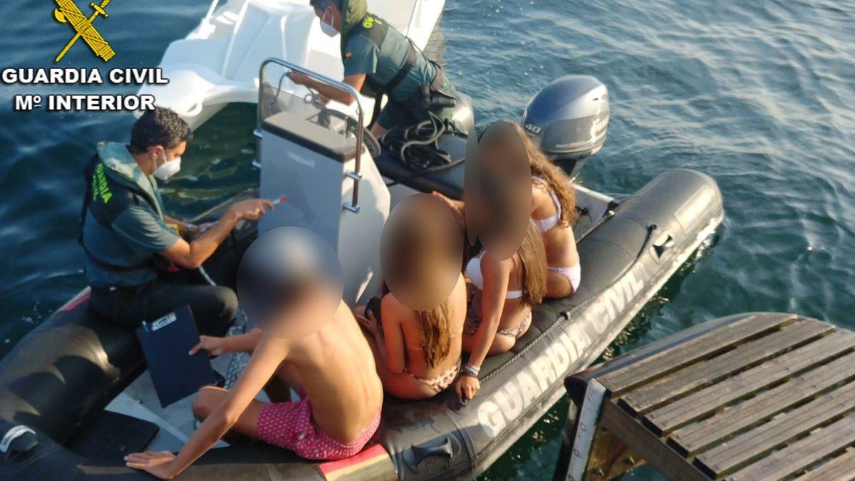 Rescatats quatre menors a la deriva en un patí de pedals a Pontevedra Rescatats quatre menors a la deriva en un patí de pedals a Pontevedra