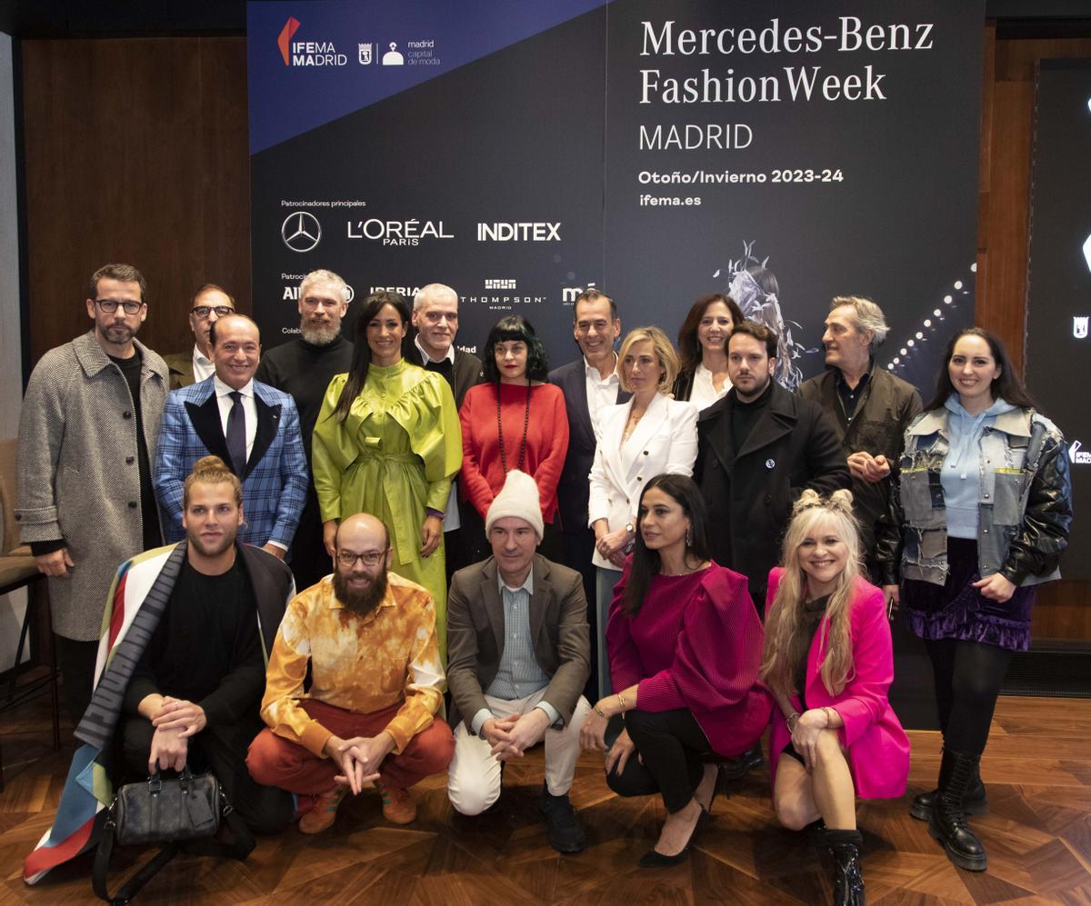 Begoña Villacís, vicealcaldesa del Ayuntamiento de Madrid y Juan Arrizabalaga, director general de IFEMA MADRID con algunos de los diseñadores que participarán en la MBFWMadrid