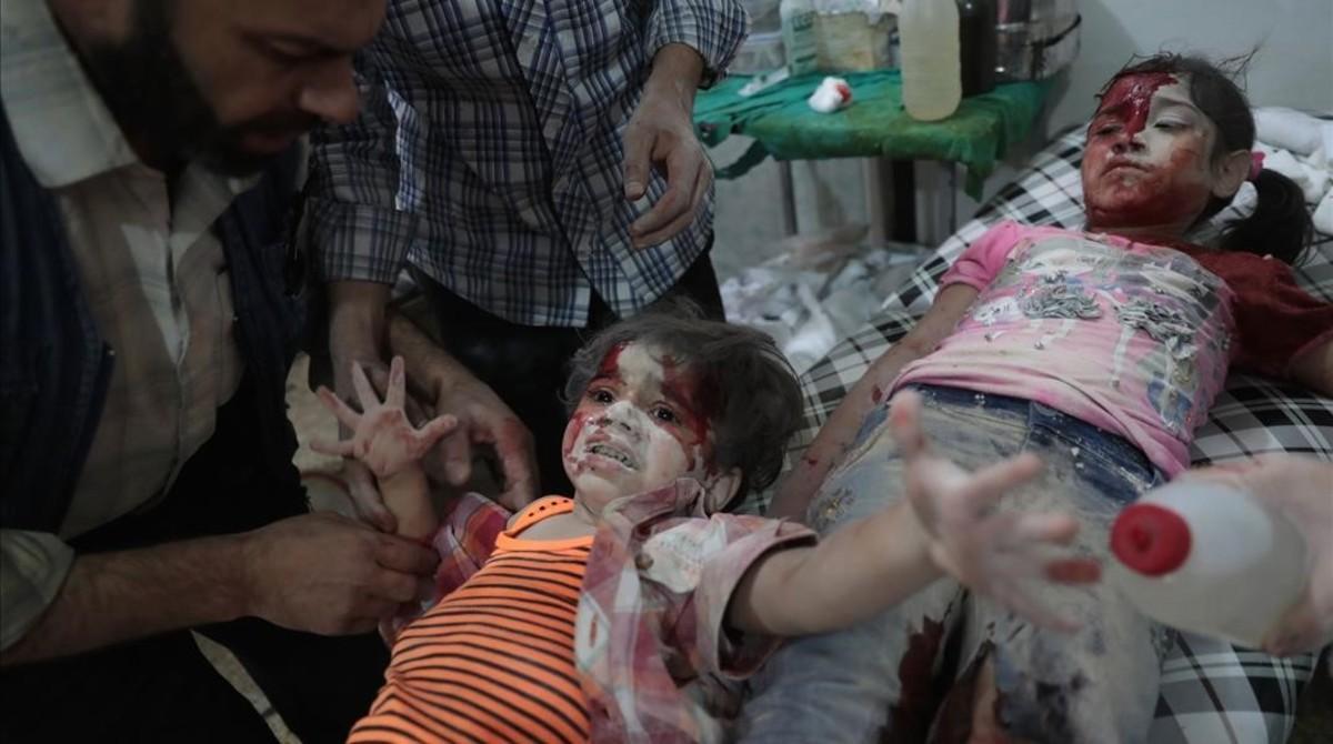 Dos niñas sirias son atendidas en un hospital de la localidad rebelde de Douma tras sufrir un ataque aéreo del régimen de Damasco. Dos niñas sirias son atendidas en un hospital de la localidad rebelde de Douma tras sufrir un ataque aéreo del régimen de Damasco.
