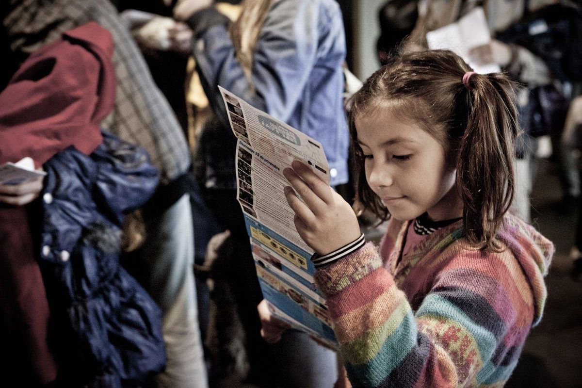 Una niña repasa con atención el programa de El Meu Primer Festival. Una niña repasa con atención el programa de El Meu Primer Festival.