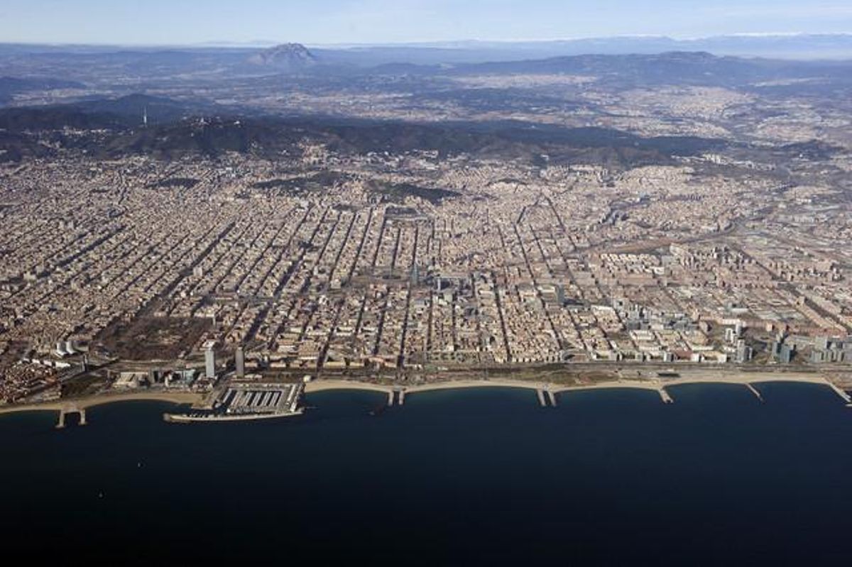 Una imagen aérea de Barcelona desde el mar. Una imagen aérea de Barcelona desde el mar.