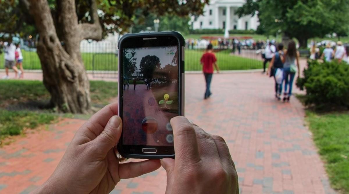 Una mujer juega al Pokémon Go frente a la Casa Blanca, en Washington.