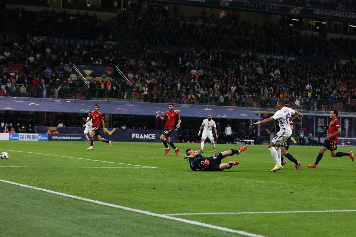 Mbappé supera a Unai en la jugada clave de la final. Mbappé supera a Unai en la jugada clave de la final.