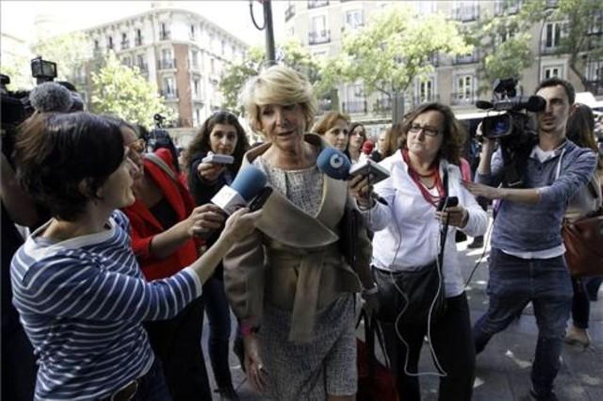 La presidenta del PP de Madrid, Esperanza Aguirre, realiza declaracionesa su llegada a la reunión del Comité Ejecutivo Nacional de su partido, para analizar los resultados de las elecciones al Parlamento Europeo La presidenta del PP de Madrid, Esperanza Aguirre, realiza declaracionesa su llegada a la reunión del Comité Ejecutivo Nacional de su partido, para analizar los resultados de las elecciones al Parlamento Europeo