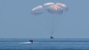La nave Crew Dragon, de SpaceX, ameriza con éxito en el Golfo de México.
