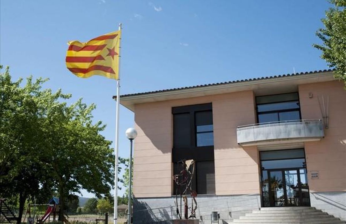 La Junta Electoral Central ordenado la retirada de las banderas independentistas de los ayuntamientos, edificios públicos y colegios electorales. La Junta Electoral Central ordenado la retirada de las banderas independentistas de los ayuntamientos, edificios públicos y colegios electorales.