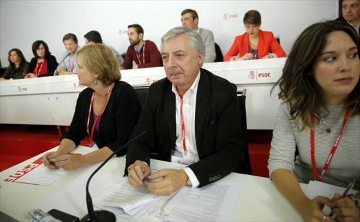 Carmen Madrid, Pepe Blanco -nuevo presidente de la Mesa del Comité Federal- y Mariola López. Carmen Madrid, Pepe Blanco -nuevo presidente de la Mesa del Comité Federal- y Mariola López.