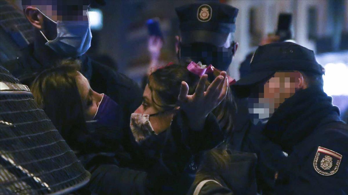 Momentos de tensión entre policías nacionales y manifestantes  en la Plaza de Neptuno, en Madrid.