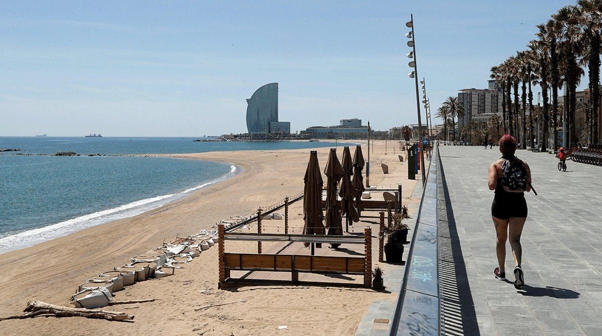 Una mujer camina por el paseo marítimo de Barcelona, el 6 de mayo. Una mujer camina por el paseo marítimo de Barcelona, el 6 de mayo.